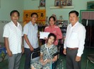 Trao tiền hỗ trợ cho gia đình cháu nội vua Thành Thái