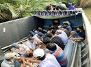 Trinh sát hóa trang phá tụ điểm đá gà cạnh bờ sông