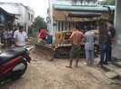 Bé gái 8 tuổi tử vong thương tâm dưới bánh xe gạt đất