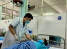 Bắt 2 con sán lá gan trong ống mật 1 nữ bệnh nhân