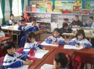 Hàng trăm phụ huynh mang băng rôn đến trường phản đối học VNEN