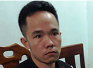 Một thanh niên mang hai con hổ đi bán
