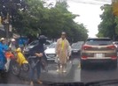 CSGT đi chân trần bất ngờ được nữ sinh tặng dép tổ ong