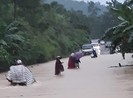Mưa lớn, đường Hồ Chí Minh và nhiều nhà dân ở Nghệ An bị ngập