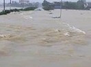 Bị lũ cuốn trên đồng, cha sống sót, con mất tích