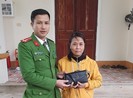 Công an tìm được túi tiền của người phụ nữ treo nhầm xe máy