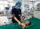 Uống nhầm thuốc diệt chuột, bé 32 tháng tuổi hôn mê