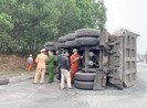 Clip xe bán tải tông… lật xe đầu kéo, tài xế nguy kịch