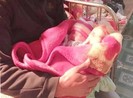 Bé sơ sinh bị bỏ rơi bên đường kèm giấy ‘Mẹ có lỗi với con’