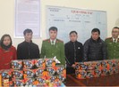 Bắt giữ người mẹ dắt con trai đi buôn pháo nổ