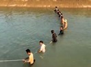 Đốt lửa tìm học sinh lớp 3 mất tích trên sông