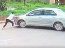 Bé gái 15 tuổi liều chặn xe hơi để bắt cướp
