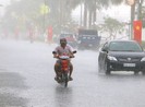 Mưa lớn ngập đường, giải cơn đại hạn mặn tại Hậu Giang
