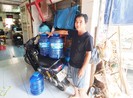 Nước không đủ xài, nhiều hộ dân khổ sở