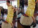 Sốc: Cho 'cậu nhỏ' đánh đu với 80kg gạch