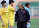 Ông Park hồi hộp chờ Đình Trọng đi bệnh viện khám chấn thương