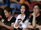 Bạn gái Quang Hải và Văn Hậu khoe sắc trong trận Hà Nội thua