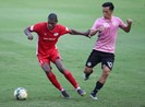 Cầu thủ Hà Nội và Viettel tranh nhau Quả bóng vàng ngày 12-1