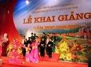 Ông Nguyễn Thiện Nhân phỏng vấn học sinh tại lễ khai giảng