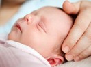 Cách ngừa bị bẹt đầu ở trẻ sơ sinh