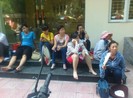 Phụ huynh đội nắng 40 độ C chờ con thi đại học