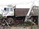 Toàn bộ bệnh viện quân y bị mất điện vì xe tải… húc bay cột điện
