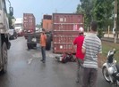 Xe container làm rớt thùng ngã đè một phụ nữ đi xe máy