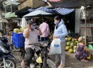 Khách đi máy bay, tàu lửa, xe bus... vẫn phải mang khẩu trang