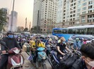 Đường Nguyễn Hữu Cảnh kẹt cứng vào giờ cao điểm