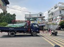 Xe tải mắc kẹt trên cầu An Phú Đông vì bất chấp biển cấm