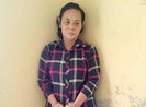1 phụ nữ 7 tiền án bị bắt trước cửa đền