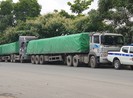 CSGT dừng các ô tô trước hầm chui bắt 2 xe tải chạy đánh võng
