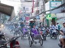Người Sài Gòn diện áo dài, ngồi xích lô tham quan thành phố