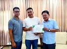 Bánh mì Gạch Đỏ trao 5.000 cuốn tập cho học sinh miền Trung