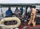 2 người chích cá trên sông Sài Gòn bị bắt