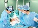 'Sờ gáy' cơ sở thẩm mỹ bỏ quên gạc trong ngực khách
