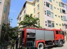 Hi hữu: Nhà này cháy, phá nhầm cửa nhà kia để... cứu hỏa