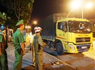 CSGT bắt xe chở quá tải gấp đôi, tài xế cố thủ 3 giờ