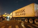 Kinh hoàng: Xe container lao vào xe máy, 4 người thương vong