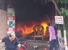 Vừa về đến, chủ chứng kiến nhà mình bốc cháy ngùn ngụt
