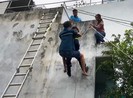 Cảnh sát đu dây cứu thiếu niên rơi từ tầng 5 ở Đà Nẵng
