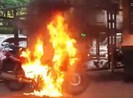 Nghi trộm cá, chủ lồng bè đốt rụi 2 xe máy của cặp vợ chồng