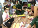 Bộ đội cùng cô giáo làm mặt nạ tặng tuyến đầu chống dịch