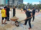 Cảnh sát cơ động Đà Nẵng dọn rác bãi biển sau bão