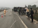 Xe đông lạnh húc văng hai mẹ con rồi lật nhào