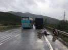 2 mẹ con gào khóc bên người thân bị tai nạn dưới trời mưa
