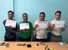Bắt nhóm lừa đảo giả vờ tặng dầu ăn để bán hàng giả