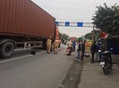 Giúp người đi xe máy gặp nạn, bị xe container tông tử vong
