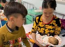 Cậu bé 13 tuổi đạp xe hơn 100km xuống Hà Nội thăm em ốm nặng