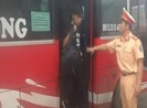 Lợi dụng ngày lễ, xe khách 29 chỗ nhồi nhét 64 người